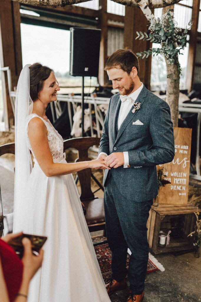 Hochzeit auf dem Bauernhof - Location, Deko, DIY-Ideen und Tipps für eure Trauung im Kuhstall. Romantisch Heiraten auf dem Land