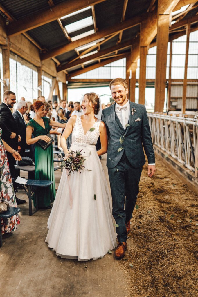 Hochzeit auf dem Bauernhof - Location, Deko, DIY-Ideen und Tipps für eure Trauung im Kuhstall. Romantisch Heiraten auf dem Land