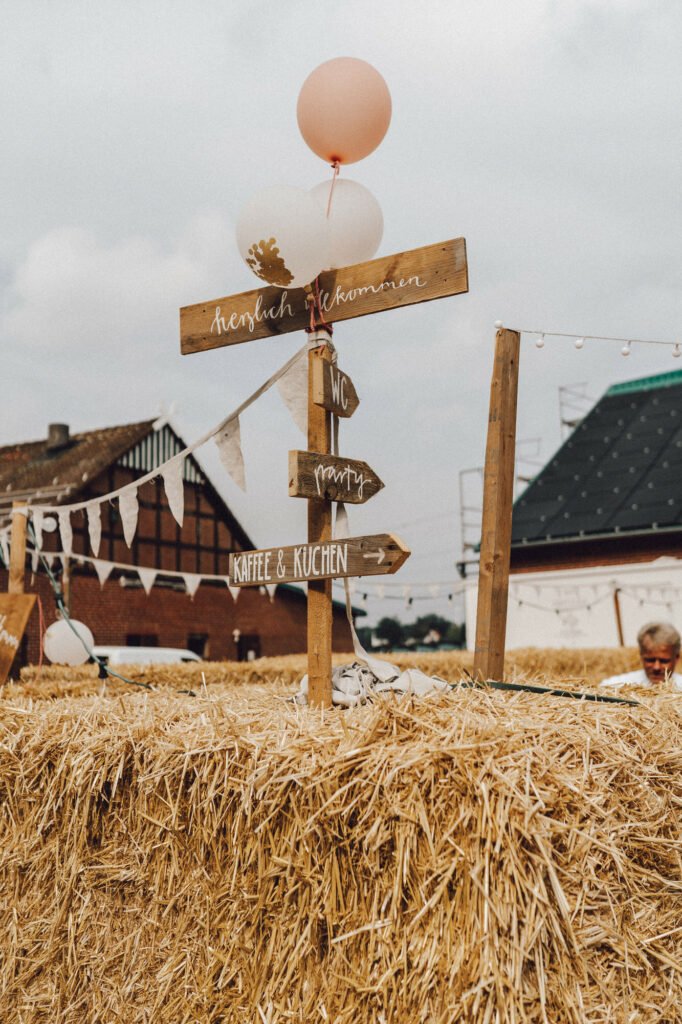 Hochzeit auf dem Bauernhof - Location, Deko, DIY-Ideen und Tipps für eure Trauung im Kuhstall. Romantisch Heiraten auf dem Land