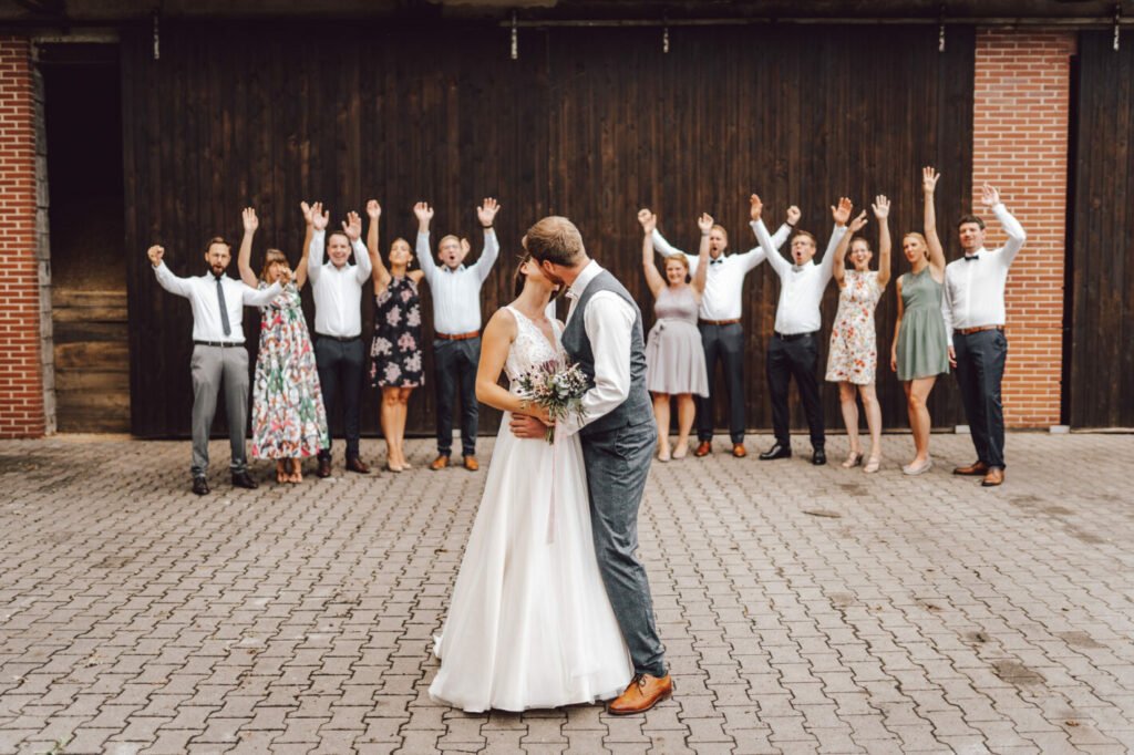 Hochzeit auf dem Bauernhof - Location, Deko, DIY-Ideen und Tipps für eure Trauung im Kuhstall. Romantisch Heiraten auf dem Land