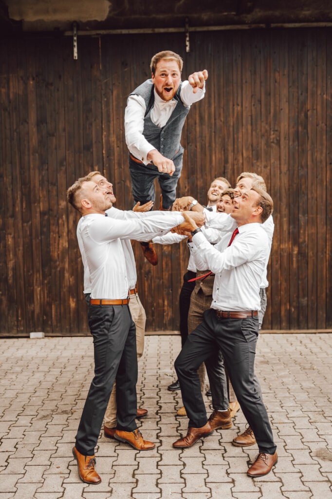 Hochzeit auf dem Bauernhof - Location, Deko, DIY-Ideen und Tipps für eure Trauung im Kuhstall. Romantisch Heiraten auf dem Land