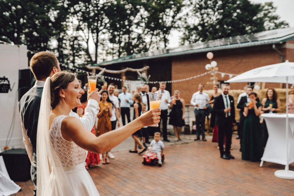 Hochzeit auf dem Bauernhof - Location, Deko, DIY-Ideen und Tipps für eure Trauung im Kuhstall. Romantisch Heiraten auf dem Land