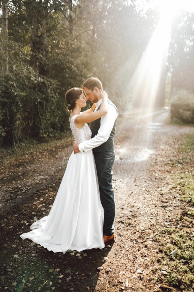 Hochzeit auf dem Bauernhof - Location, Deko, DIY-Ideen und Tipps für eure Trauung im Kuhstall. Romantisch Heiraten auf dem Land