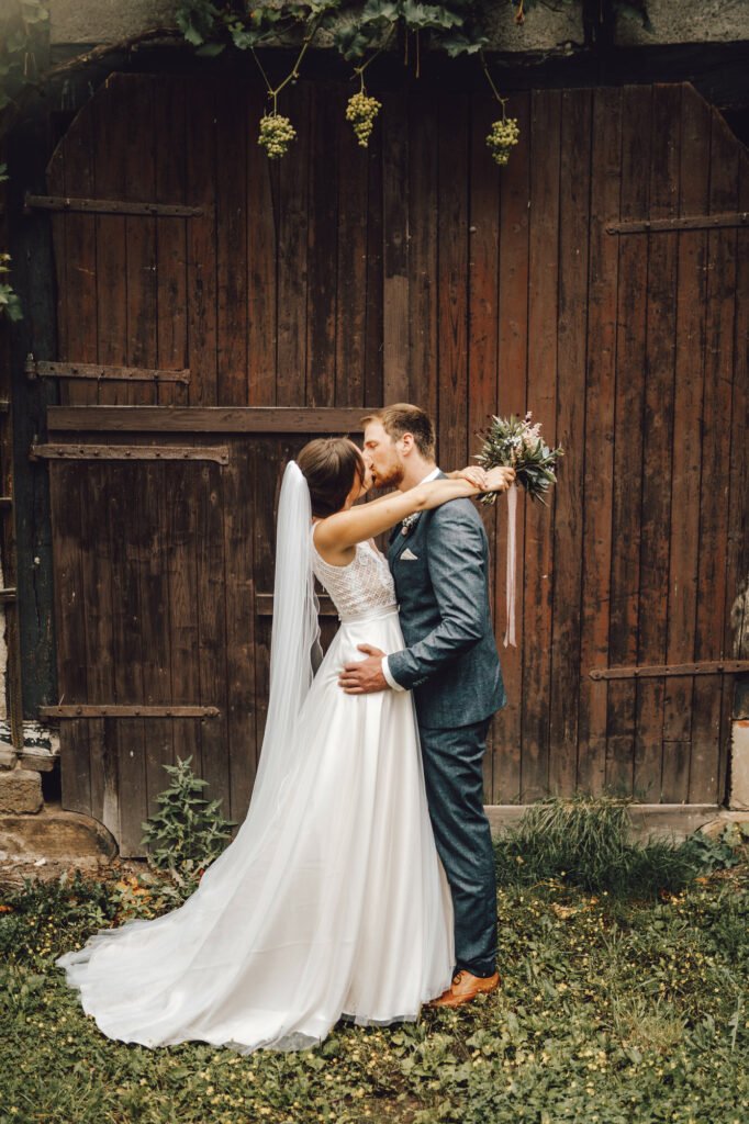 Hochzeit auf dem Bauernhof - Location, Deko, DIY-Ideen und Tipps für eure Trauung im Kuhstall. Romantisch Heiraten auf dem Land