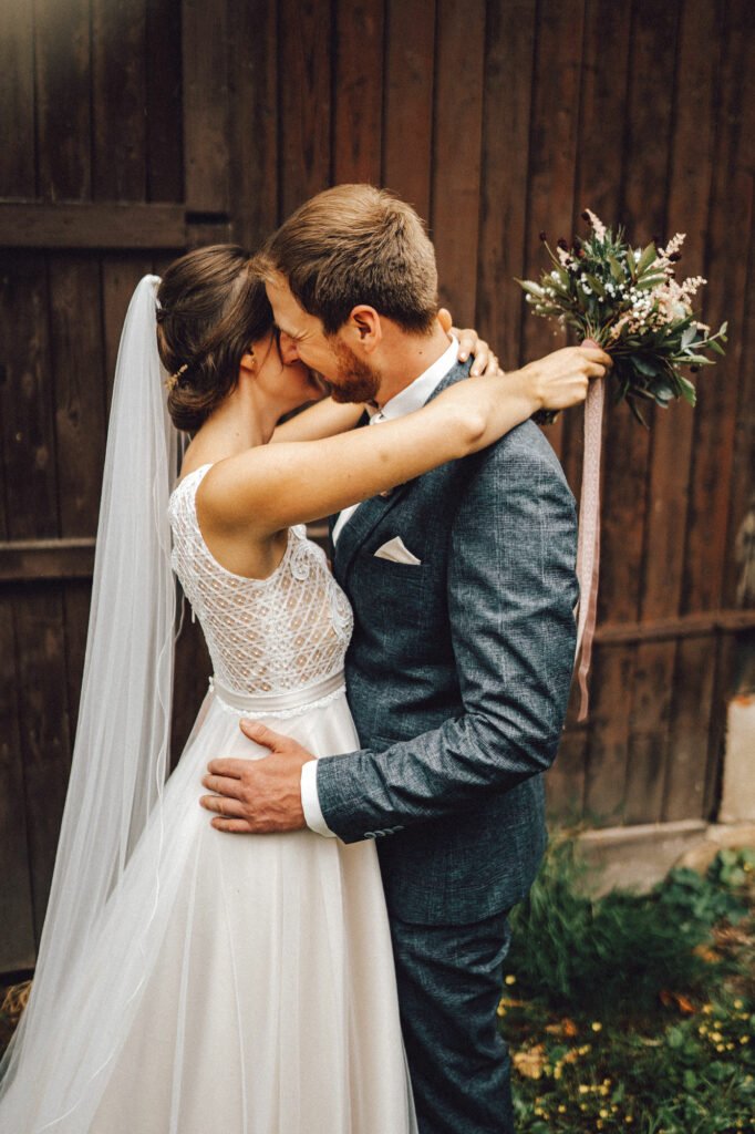 Hochzeit auf dem Bauernhof - Location, Deko, DIY-Ideen und Tipps für eure Trauung im Kuhstall. Romantisch Heiraten auf dem Land