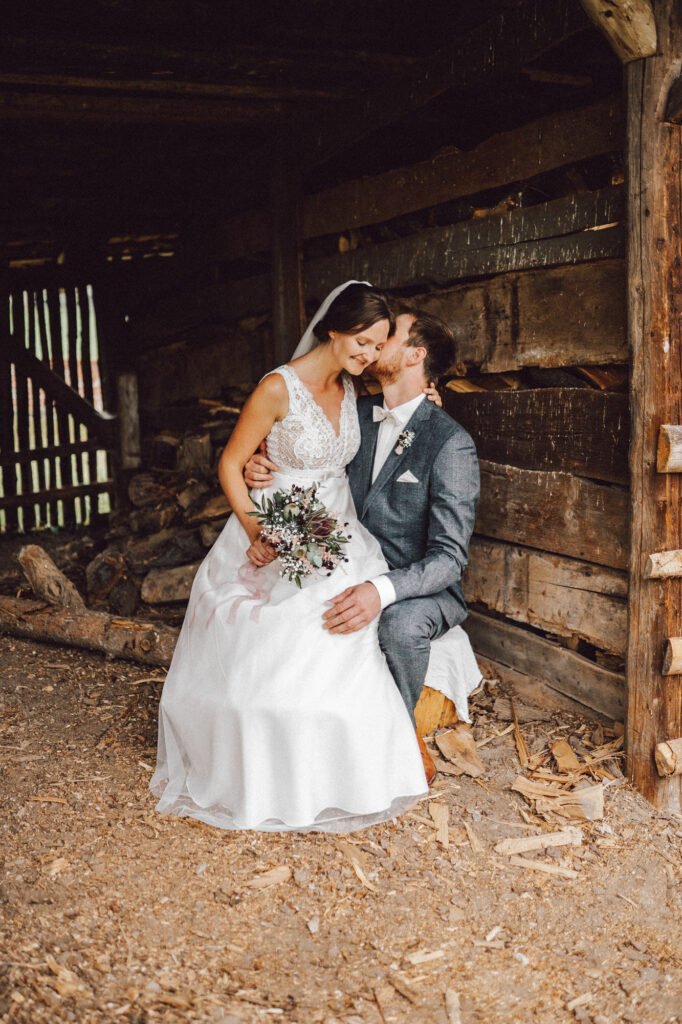 Hochzeit auf dem Bauernhof - Location, Deko, DIY-Ideen und Tipps für eure Trauung im Kuhstall. Romantisch Heiraten auf dem Land