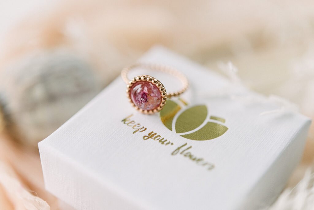 Persönlicher Schmuck aus Brautstrauß - individuell und von Hand angefertigt - eine wunderschöne Erinnerung an euren Hochzeittag von Keep your flowers