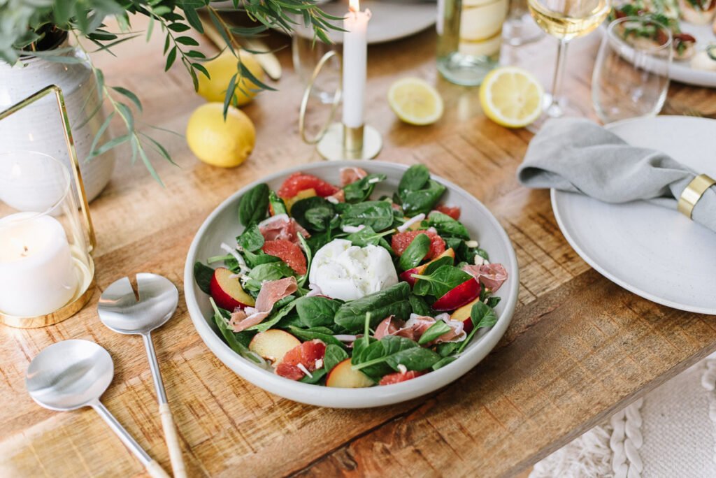 Spinatsalat mit Mozarella auf einem Holztisch