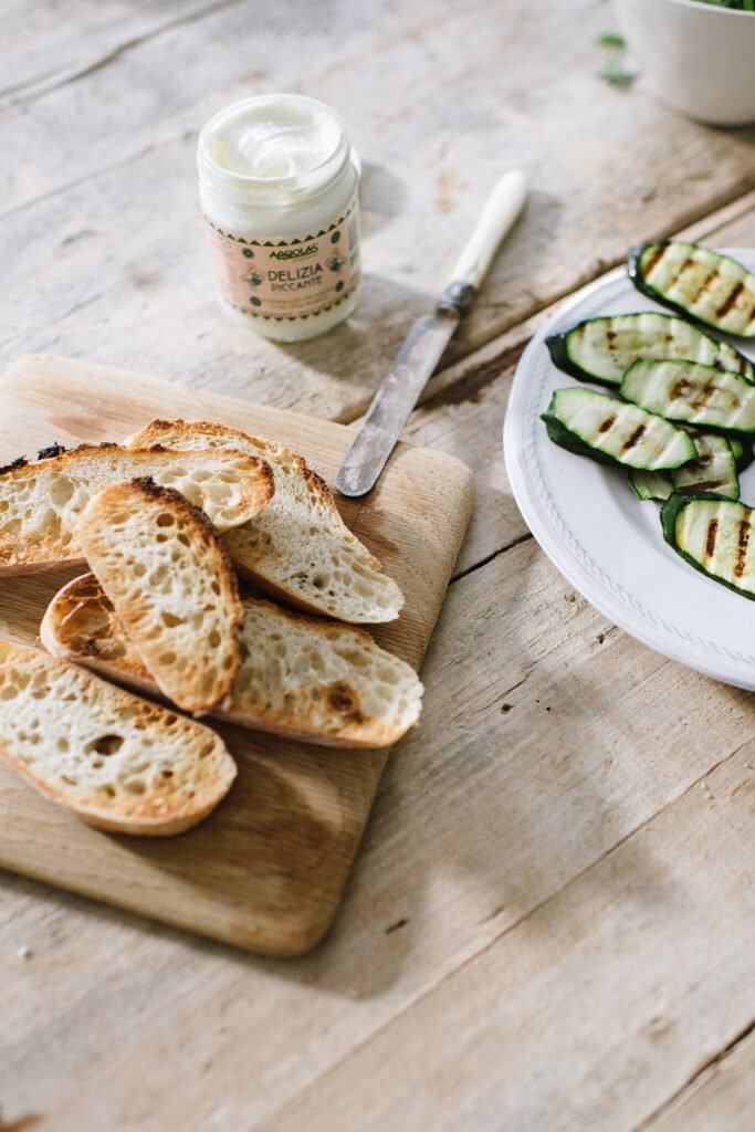 Zutaten für italienisches Bruschetta mit gegrillter Zucchini