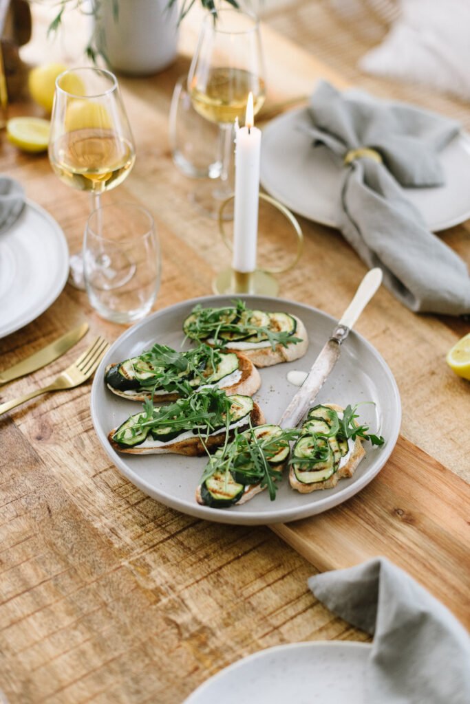 Rezept: Vegetarische Bruschetta mit Pecorino Creme und Zucchini