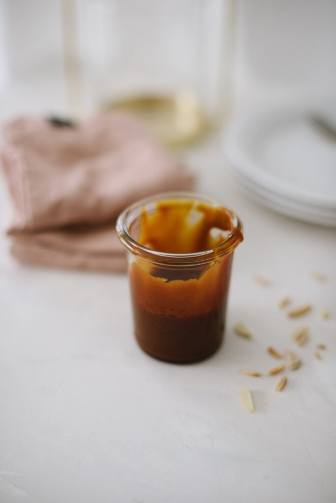 Einfacher Käsekuchen, ideal für Anfänger. Kleines Extra: Topping mit Karamellsauce und Mandelsplitter. Perfekt für den Sonntag, schnell gebacken.