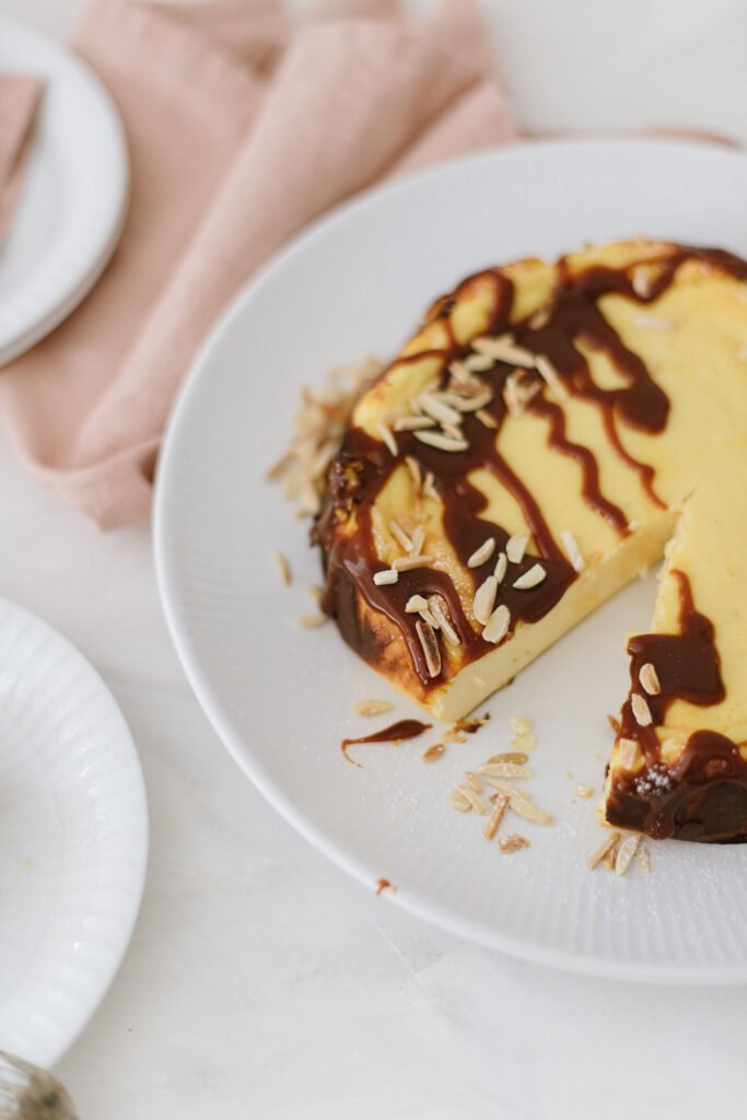 Einfacher Käsekuchen, ideal für Anfänger. Kleines Extra: Topping mit Karamellsauce und Mandelsplitter. Perfekt für den Sonntag, schnell gebacken.