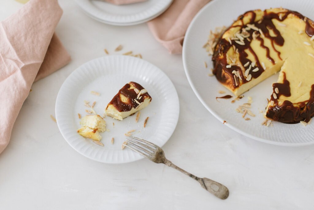 Einfacher Käsekuchen, ideal für Anfänger. Kleines Extra: Topping mit Karamellsauce und Mandelsplitter. Perfekt für den Sonntag, schnell gebacken.