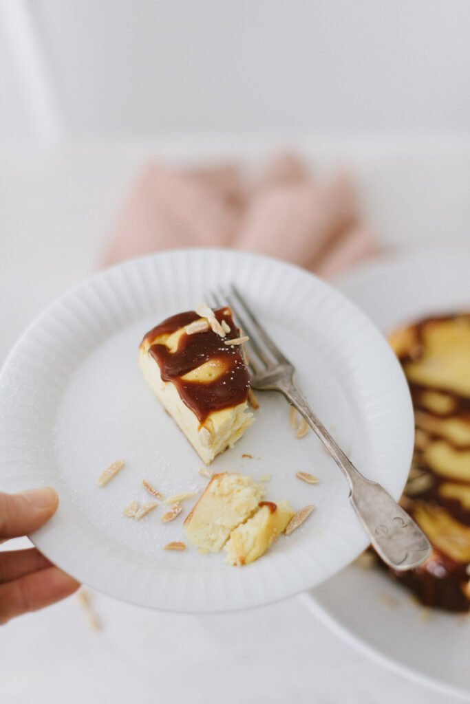 Einfacher Käsekuchen, ideal für Anfänger. Kleines Extra: Topping mit Karamellsauce und Mandelsplitter. Perfekt für den Sonntag, schnell gebacken.