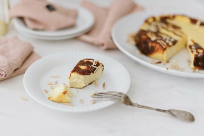 Einfacher Käsekuchen, ideal für Anfänger. Kleines Extra: Topping mit Karamellsauce und Mandelsplitter. Perfekt für den Sonntag, schnell gebacken.