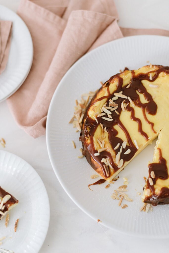 Einfacher Käsekuchen, ideal für Anfänger. Kleines Extra: Topping mit Karamellsauce und Mandelsplitter. Perfekt für den Sonntag, schnell gebacken.