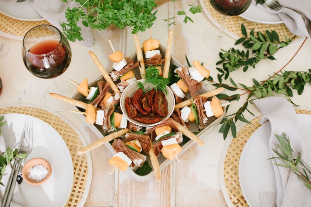 Mediterraner Abend mit Freunden, Fingerfood und einem Glas Wein. Leckere schnelle Rezepte und Deko- Ideen für's italiensche Dinner.