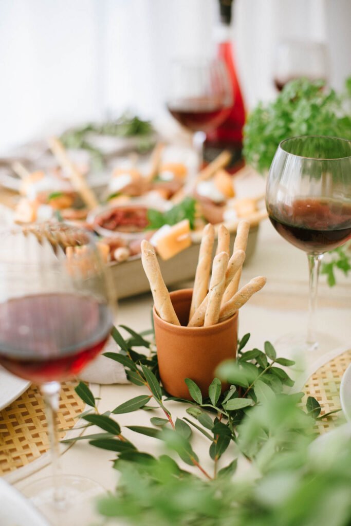 Mediterraner Abend mit Freunden, Fingerfood und einem Glas Wein. Leckere schnelle Rezepte und Deko- Ideen für's italiensche Dinner.