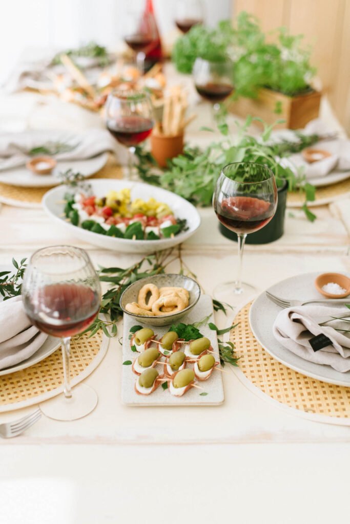 Mediterraner Abend mit Freunden, Fingerfood und einem Glas Wein. Leckere schnelle Rezepte und Deko- Ideen für's italiensche Dinner.