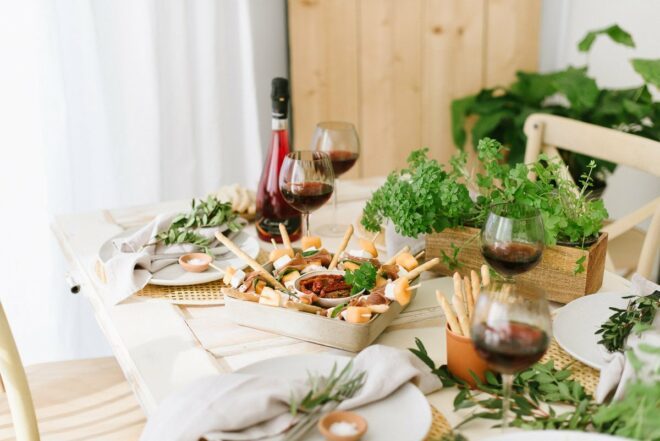 Mediterraner Abend mit Freunden, Fingerfood und einem Glas Wein. Leckere schnelle Rezepte und Deko- Ideen für's italiensche Dinner.