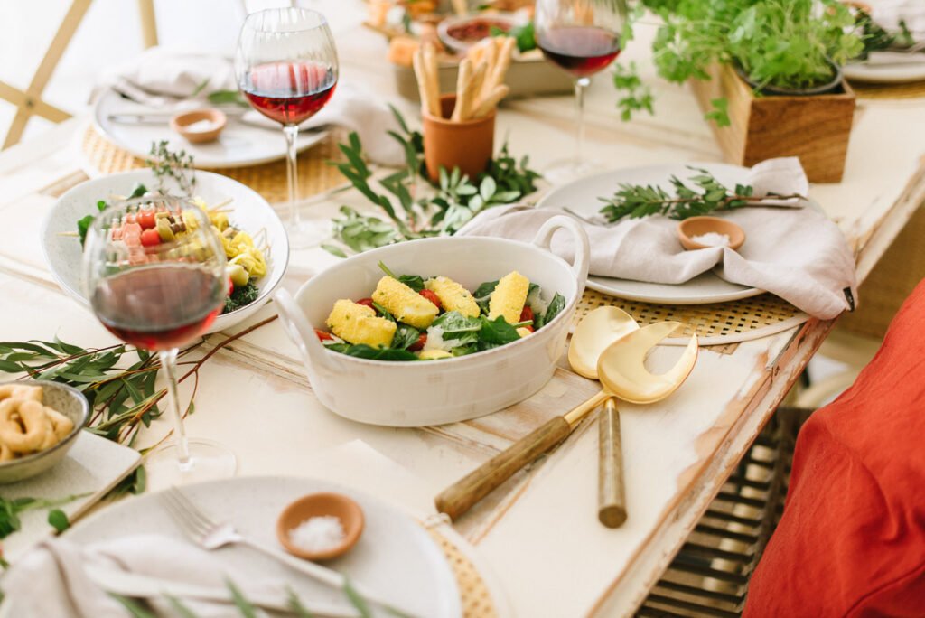 Mediterraner Abend mit Freunden, Fingerfood und einem Glas Wein. Leckere schnelle Rezepte und Deko- Ideen für's italiensche Dinner.