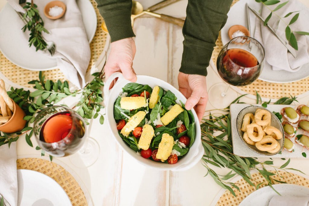 Mediterraner Abend mit Freunden, Fingerfood und einem Glas Wein. Leckere schnelle Rezepte und Deko- Ideen für's italiensche Dinner.