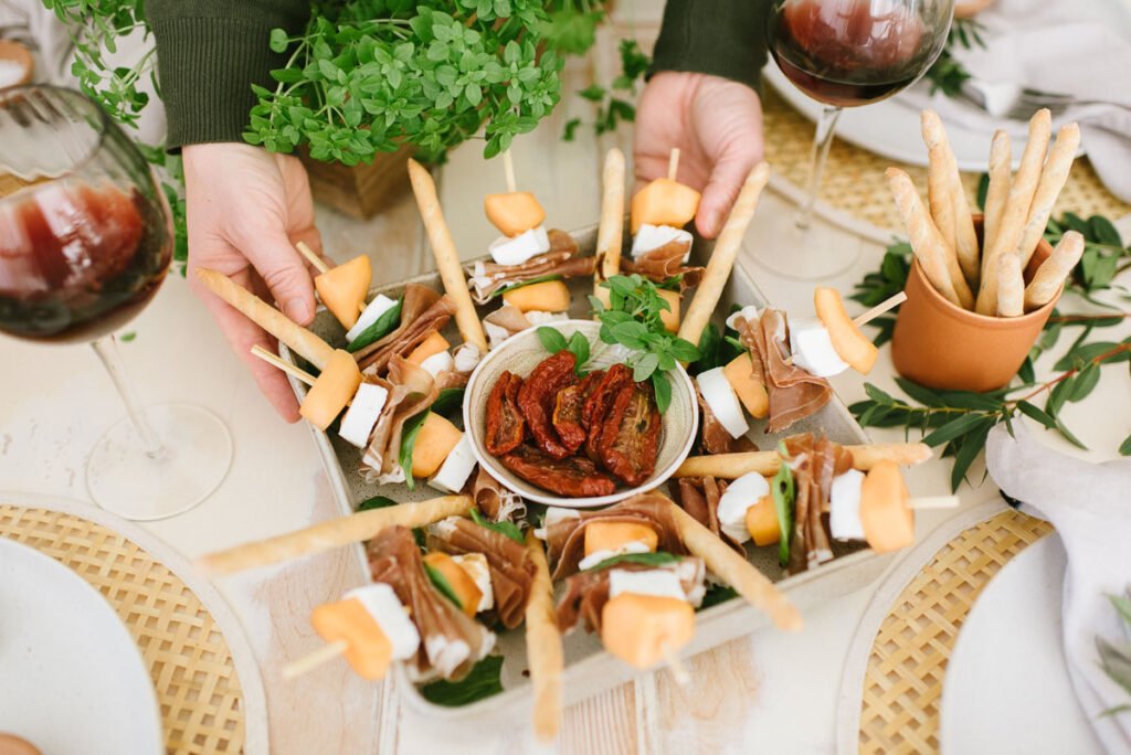 Mediterraner Abend mit Freunden, Fingerfood und einem Glas Wein. Leckere schnelle Rezepte und Deko- Ideen für's italiensche Dinner.