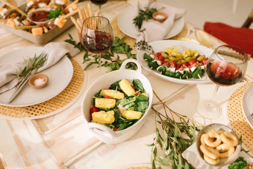 Mediterraner Abend mit Freunden, Fingerfood und einem Glas Wein. Leckere schnelle Rezepte und Deko- Ideen für's italiensche Dinner.