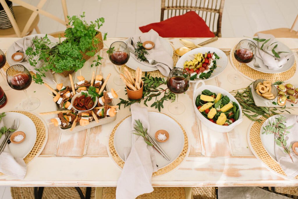 Mediterraner Abend mit Freunden, Fingerfood und einem Glas Wein. Leckere schnelle Rezepte und Deko- Ideen für's italiensche Dinner.