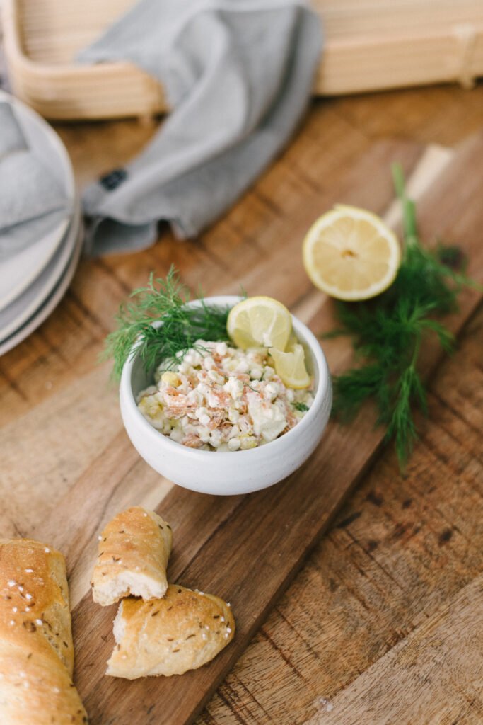 Schälchen mit Lachs-Ei Brotaufstrich für den Brunch