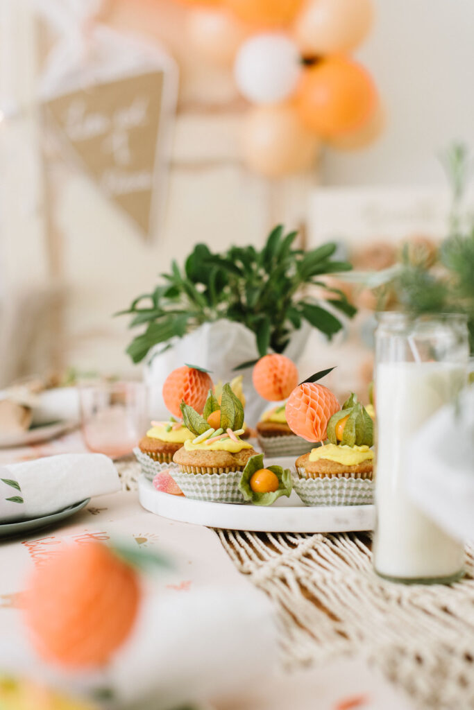 Pfirsichmuffins mit gebastelten Pfirsich-Toppern - einfaches Sommerliches Rezept für Einschulungsfeier, Gartenparty und Kindergeburtstag