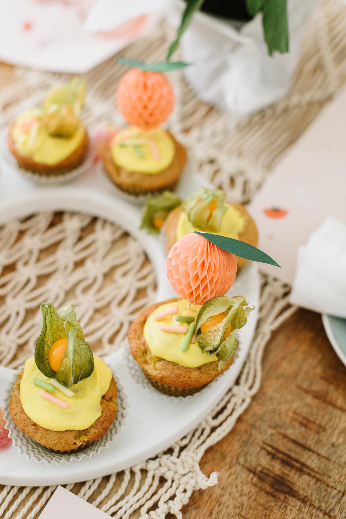 Pfirsichmuffins mit gebastelten Pfirsich-Toppern - einfaches Sommerliches Rezept für Einschulungsfeier, Gartenparty und Kindergeburtstag