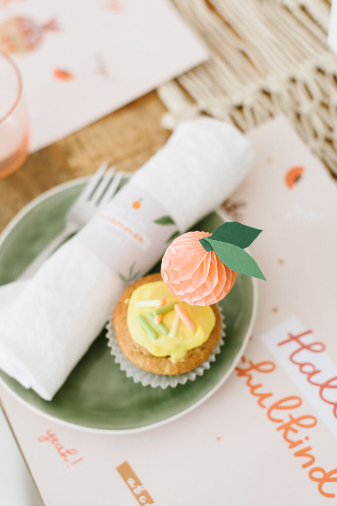 Pfirsichmuffins mit gebastelten Pfirsich-Toppern - einfaches Sommerliches Rezept für Einschulungsfeier, Gartenparty und Kindergeburtstag