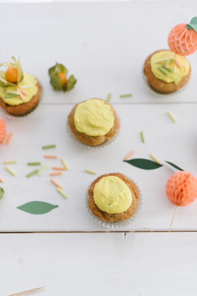 Pfirsichmuffins mit gebastelten Pfirsich-Toppern - einfaches Sommerliches Rezept für Einschulungsfeier, Gartenparty und Kindergeburtstag