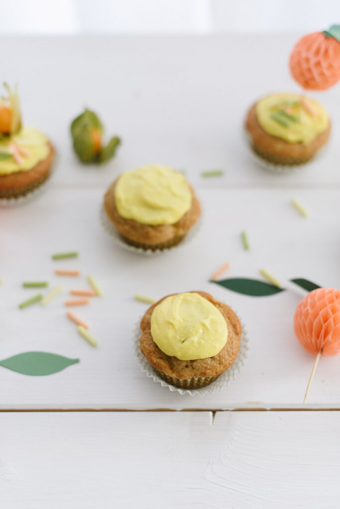 Pfirsichmuffins mit gebastelten Pfirsich-Toppern - einfaches Sommerliches Rezept für Einschulungsfeier, Gartenparty und Kindergeburtstag