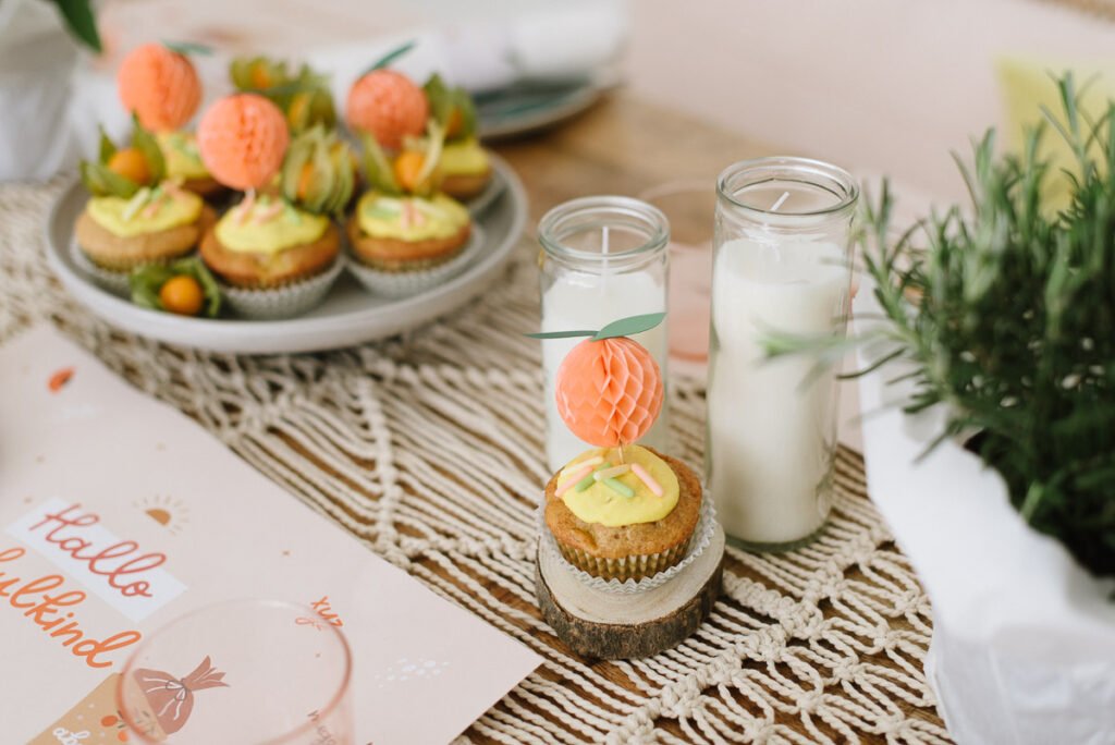 Pfirsichmuffins mit gebastelten Pfirsich-Toppern - einfaches Sommerliches Rezept für Einschulungsfeier, Gartenparty und Kindergeburtstag