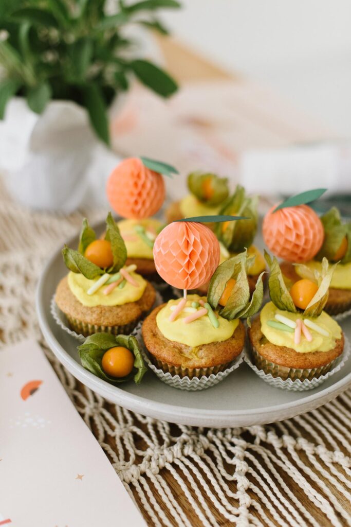 Pfirsichmuffins mit gebastelten Pfirsich-Toppern - einfaches Sommerliches Rezept für Einschulungsfeier, Gartenparty und Kindergeburtstag