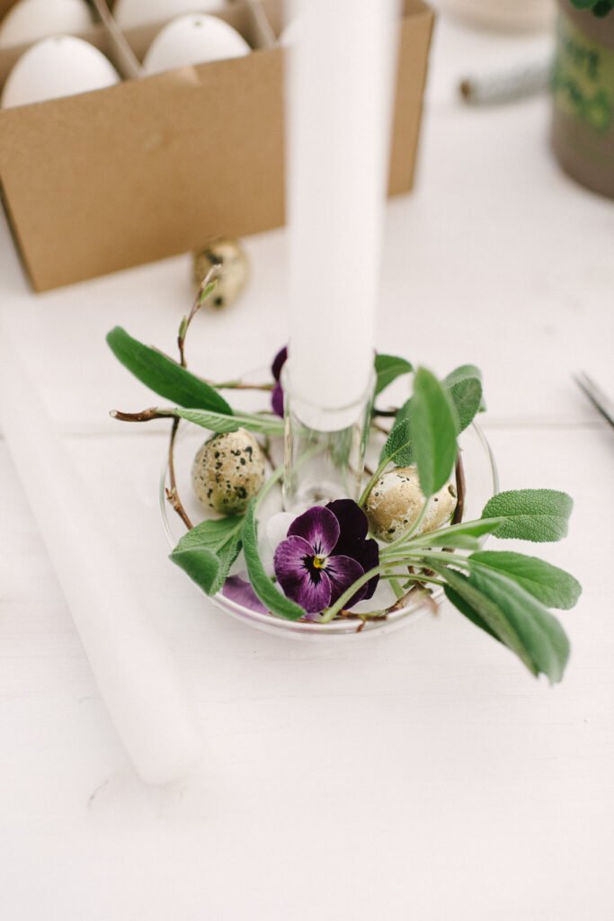 Einfache DIY Idee für Ostern: Frühlingshafter Kerzenständer selber schmücken für eure Deko für den Osterbrunch