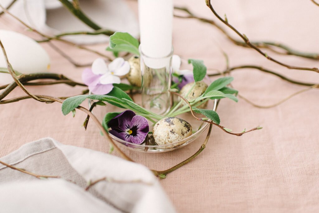 Einfache DIY Idee für Ostern: Frühlingshafter Kerzenständer selber schmücken für eure Deko für den Osterbrunch