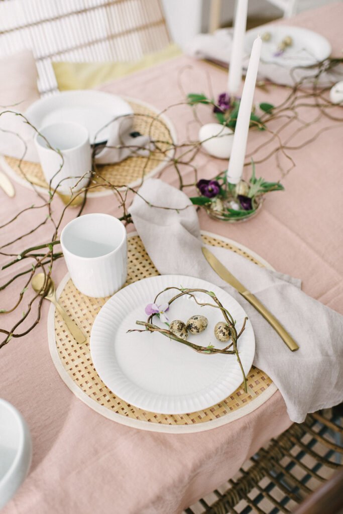 Rosé Tischdeko für Ostern. Frühlings- Deko für euren Osterbrunch mit der Familie. Dekoriert euer Osterfest: Tischdecke, Leinenservietten, ...