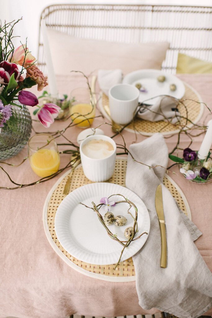 Rosé Tischdeko für Ostern. Frühlings- Deko für euren Osterbrunch mit der Familie. Dekoriert euer Osterfest: Tischdecke, Leinenservietten, ...