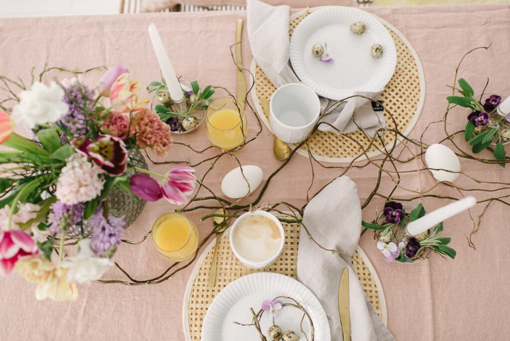 Rosé Tischdeko für Ostern. Frühlings- Deko für euren Osterbrunch mit der Familie. Dekoriert euer Osterfest: Tischdecke, Leinenservietten, ...