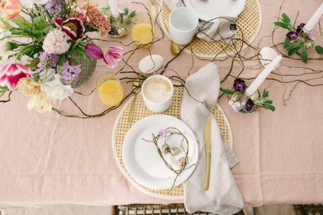 Rosé Tischdeko für Ostern. Frühlings- Deko für euren Osterbrunch mit der Familie. Dekoriert euer Osterfest: Tischdecke, Leinenservietten, ...