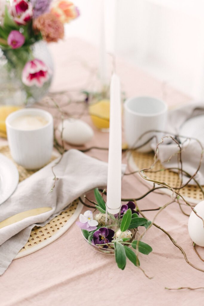Rosé Tischdeko für Ostern. Frühlings- Deko für euren Osterbrunch mit der Familie. Dekoriert euer Osterfest: Tischdecke, Leinenservietten, ...