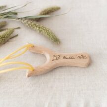Holzschleuder Zwille Stay Wild + Name
