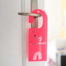 Tueranhaenger 'stay curious' neon pink