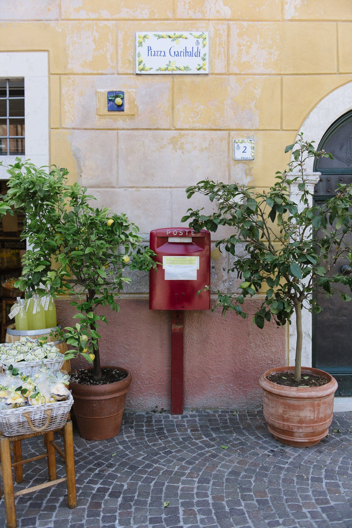 roter Briefkasten in Limone
