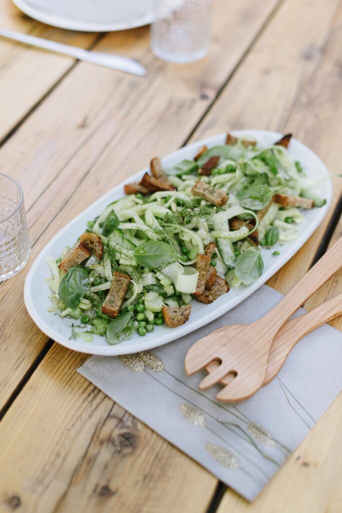 Erfrischender Brotsalat mit grünem Gemüse