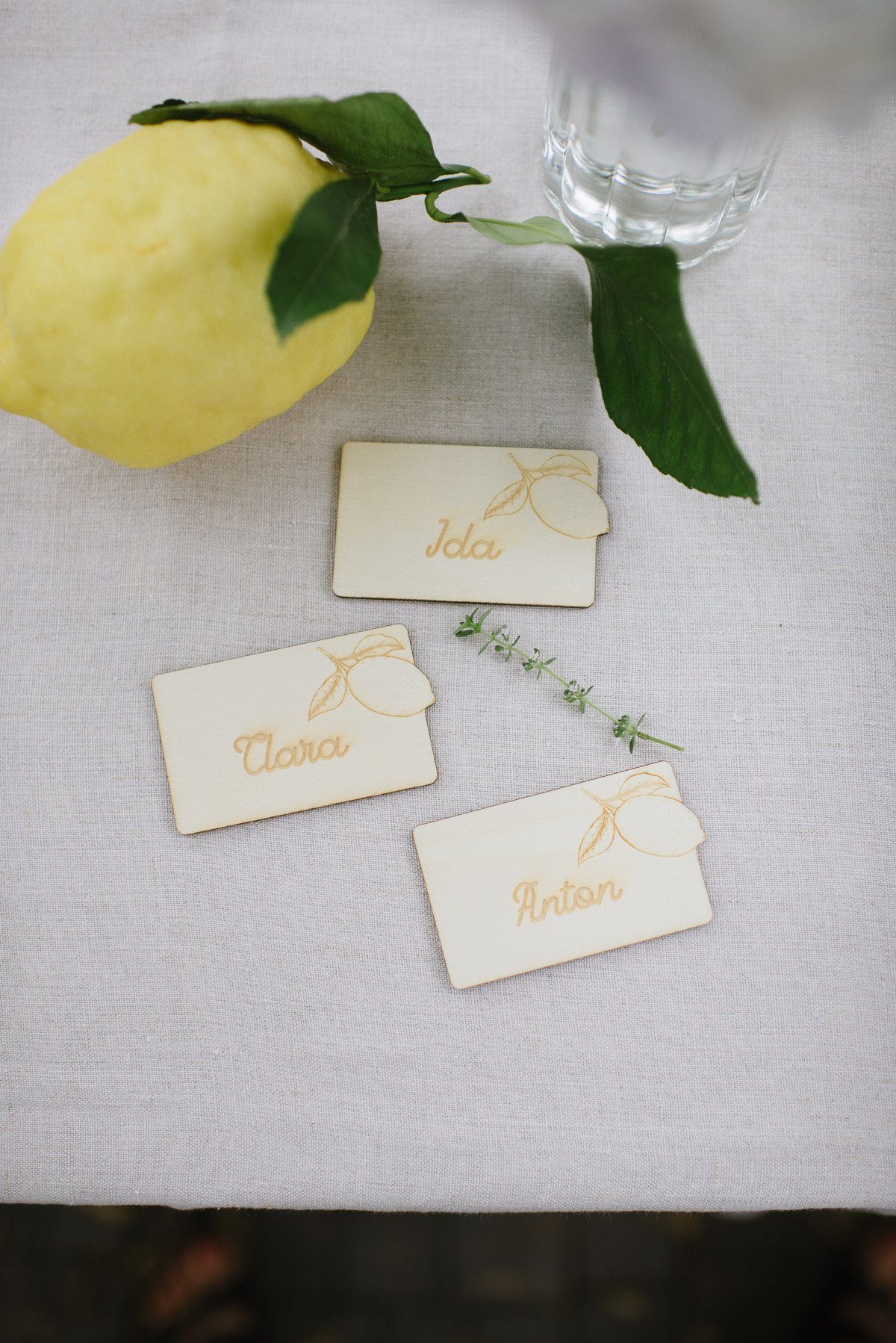 10 personalisierte Namensschildchen Holz ‘Zitrone’