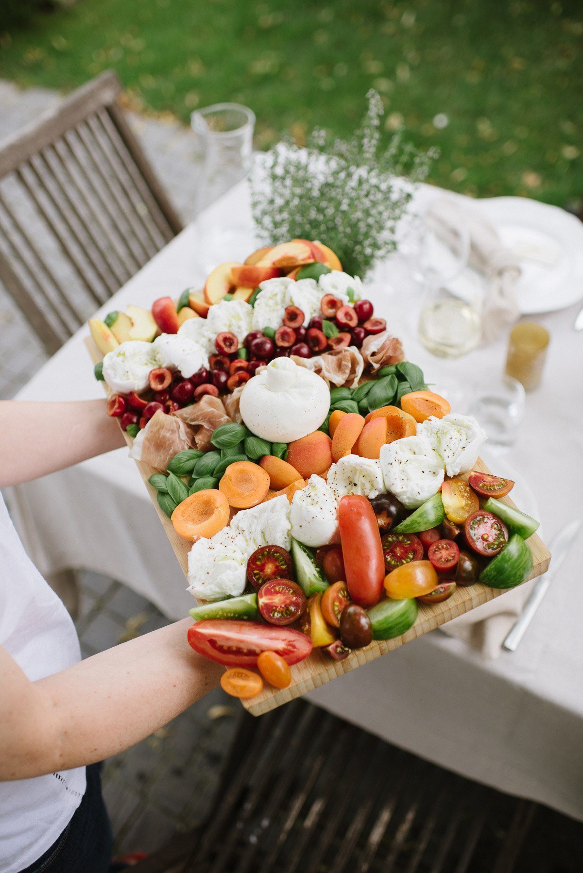 Antipasti Platte mit Tomaten, Schinken & Mozarella